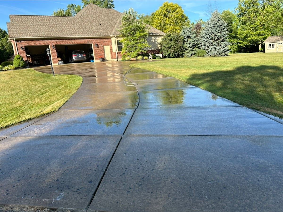 Driveway Cleaning service in Ohio by REDHEAD PRESSURE CLEANING LLC