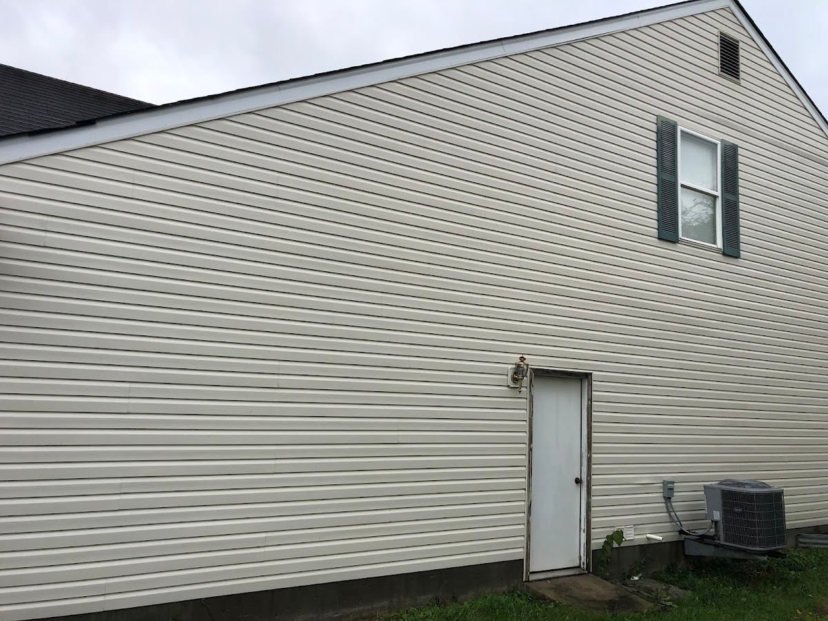 Clean vinyl siding after professional soft washing in Ohio